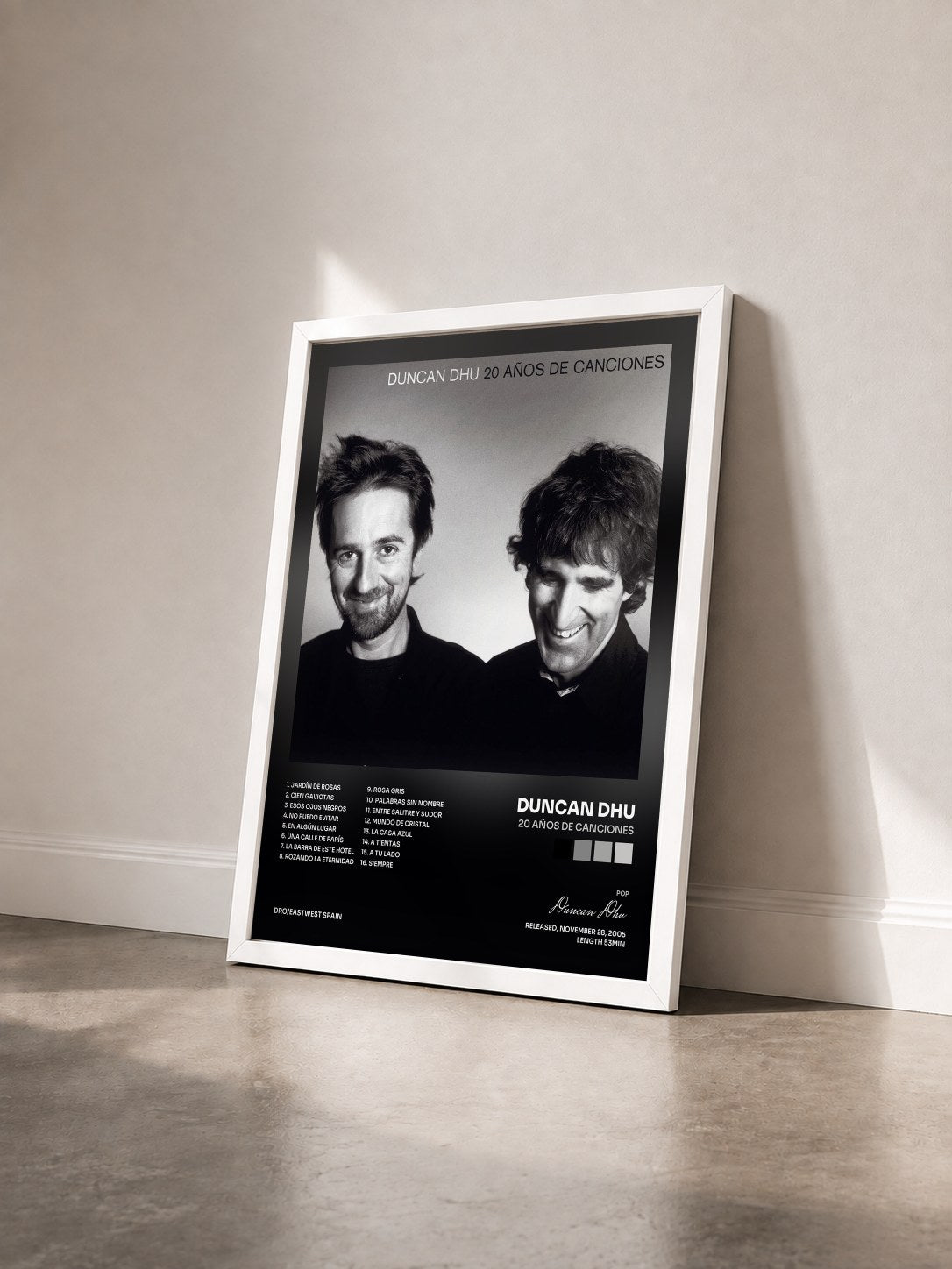 #blanc Tableau de l'album 20 años de canciones de Duncan Dhu vu de trois quarts, cadre blanc
