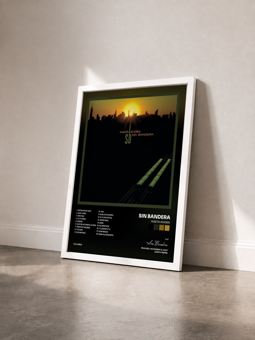 #blanc Tableau de l'album Hasta Ahora de Sin Bandera vu de trois quarts, cadre blanc