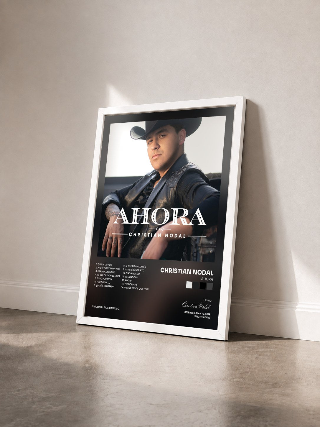 #blanc Tableau de l'album Ahora de Christian Nodal vu de trois quarts, cadre blanc