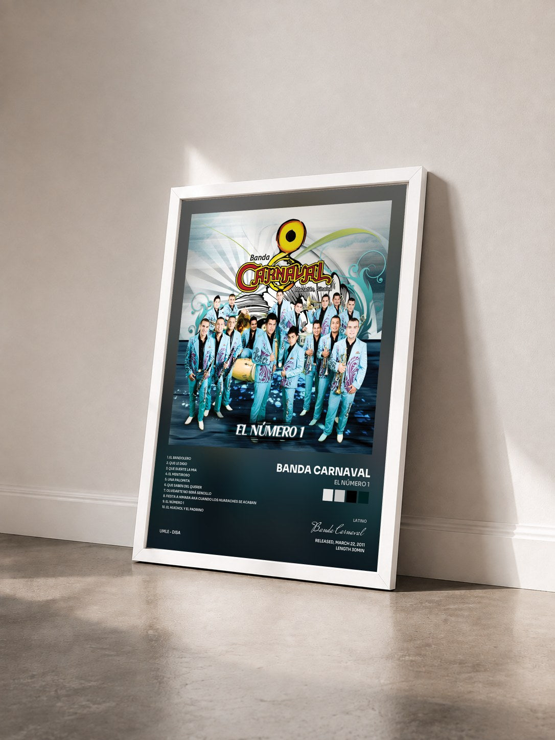 #blanc Tableau de l'album El Número 1 de Banda Carnaval vu de trois quarts, cadre blanc