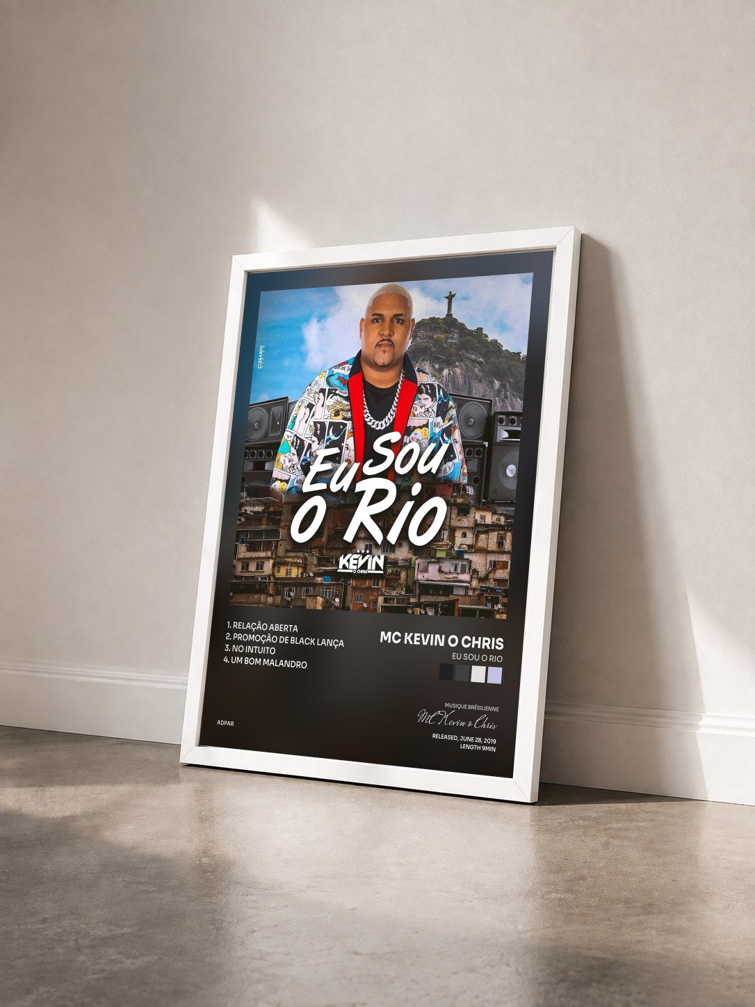 #blanc Tableau de l'album Eu Sou o Rio de MC Kevin o Chris vu de trois quarts, cadre blanc