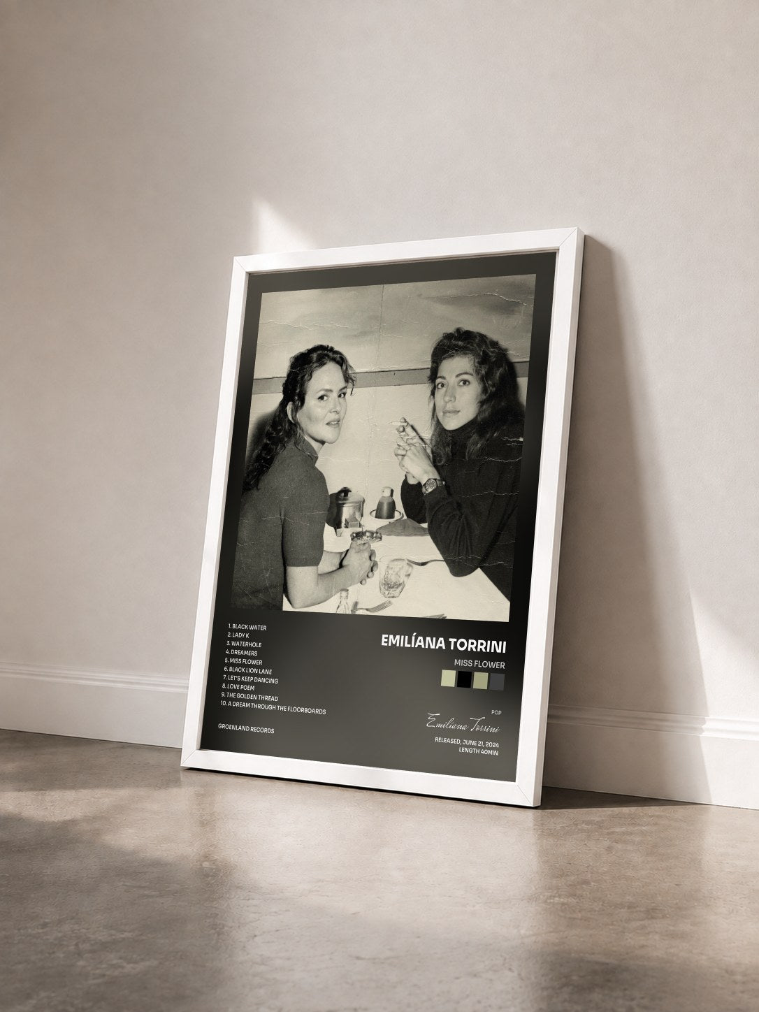 #blanc Tableau de l'album Miss Flower de Emilíana Torrini vu de trois quarts, cadre blanc