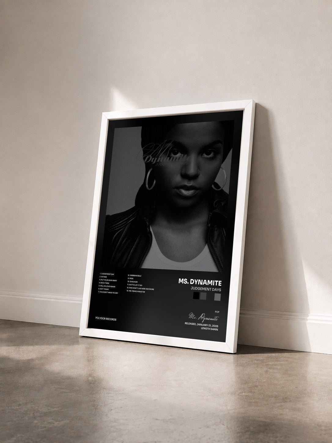 #blanc Tableau de l'album Judgement Days de Ms. Dynamite vu de trois quarts, cadre blanc