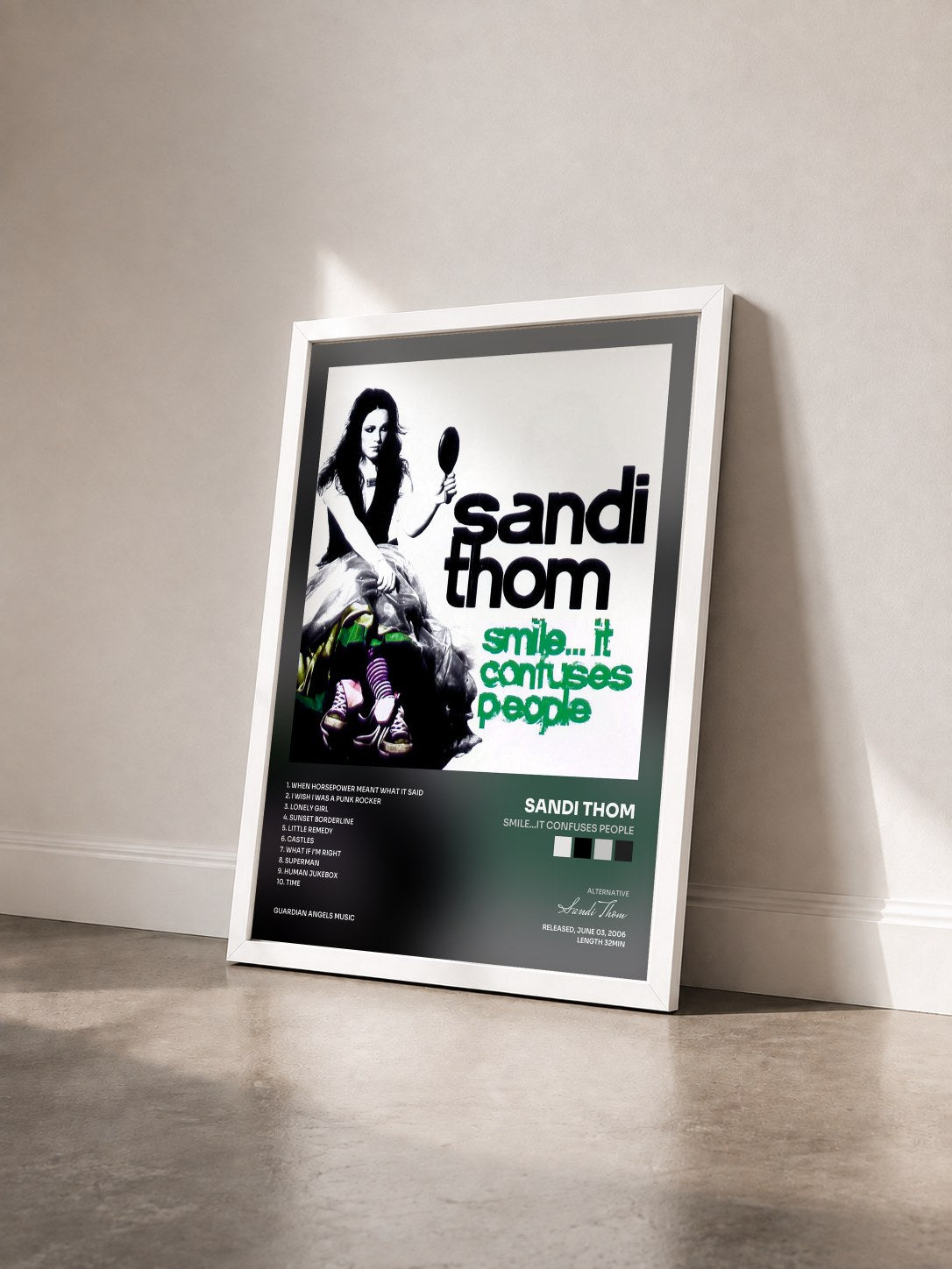 #blanc Tableau de l'album Smile...It Confuses People de Sandi Thom vu de trois quarts, cadre blanc