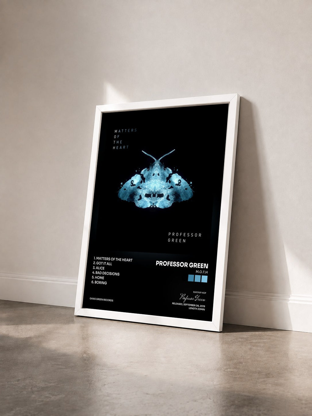 #blanc Tableau de l'album M.O.T.H de Professor Green vu de trois quarts, cadre blanc