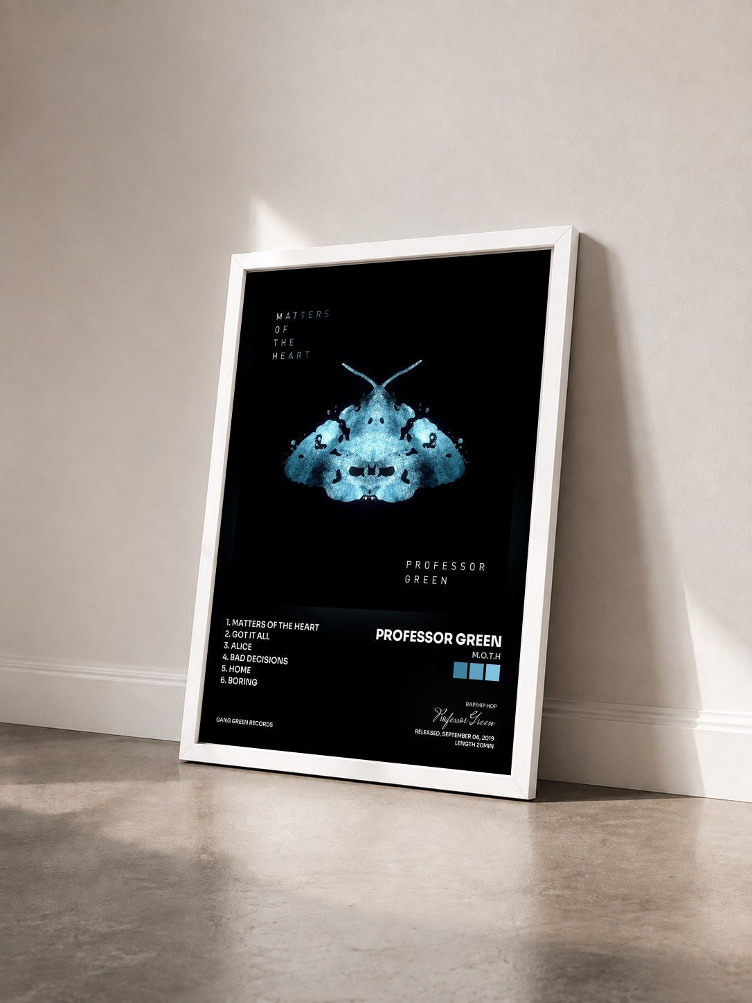 #blanc Tableau de l'album M.O.T.H de Professor Green vu de trois quarts, cadre blanc