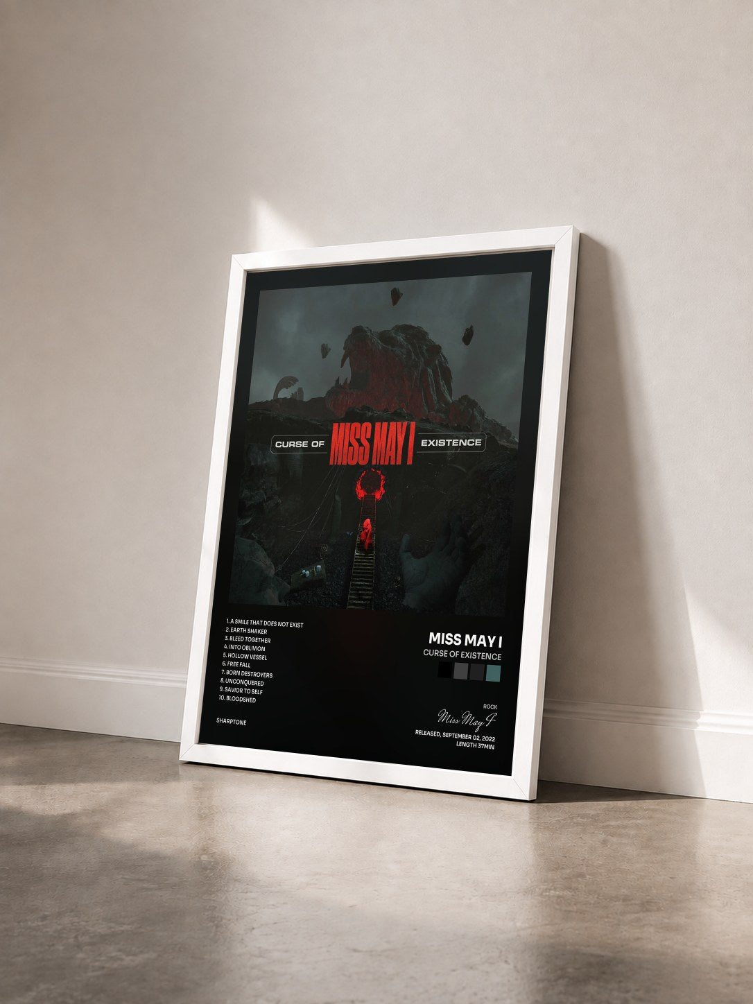 #blanc Tableau de l'album Curse Of Existence de Miss May I vu de trois quarts, cadre blanc