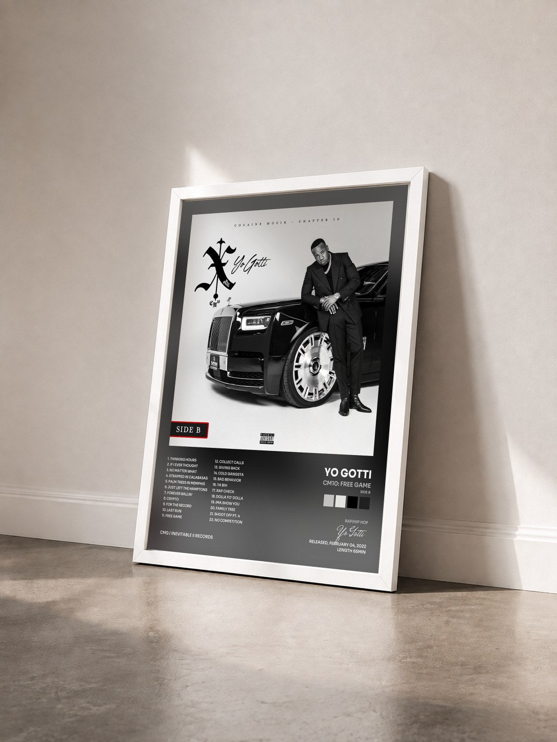 #blanc Tableau de l'album CM10: Free Game (Side B) de Yo Gotti vu de trois quarts, cadre blanc