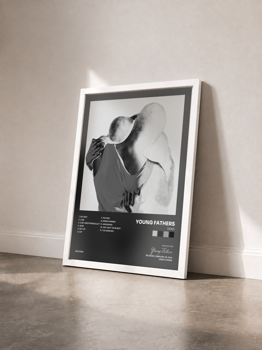 #blanc Tableau de l'album DEAD de Young Fathers vu de trois quarts, cadre blanc