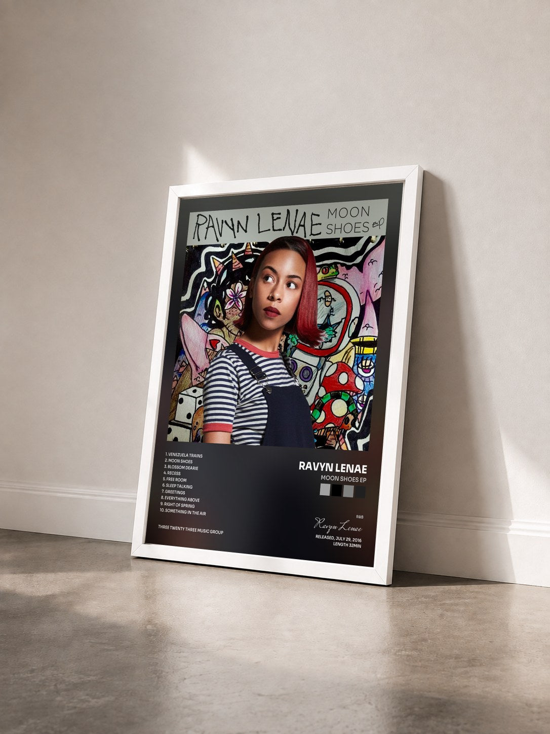 #blanc Tableau de l'album Moon Shoes EP de Ravyn Lenae vu de trois quarts, cadre blanc