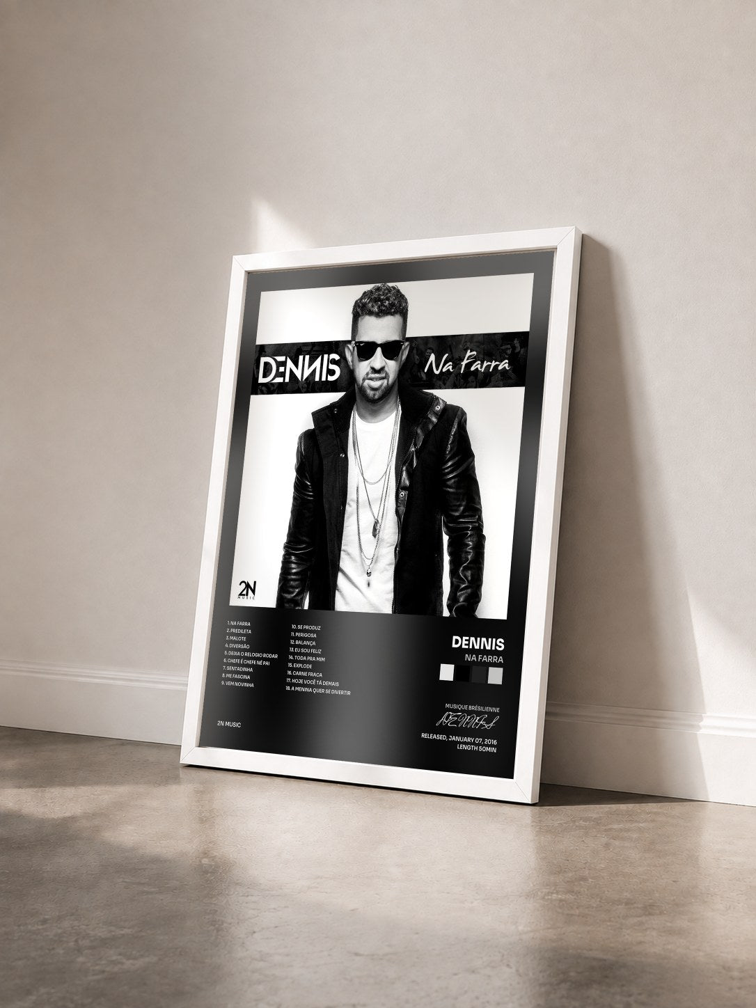 #blanc Tableau de l'album Na Farra de DENNIS vu de trois quarts, cadre blanc