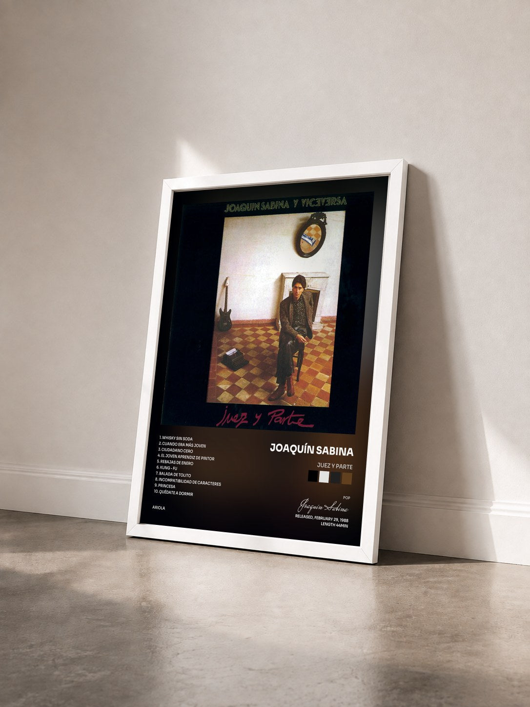 #blanc Tableau de l'album Juez Y Parte de Joaquín Sabina vu de trois quarts, cadre blanc