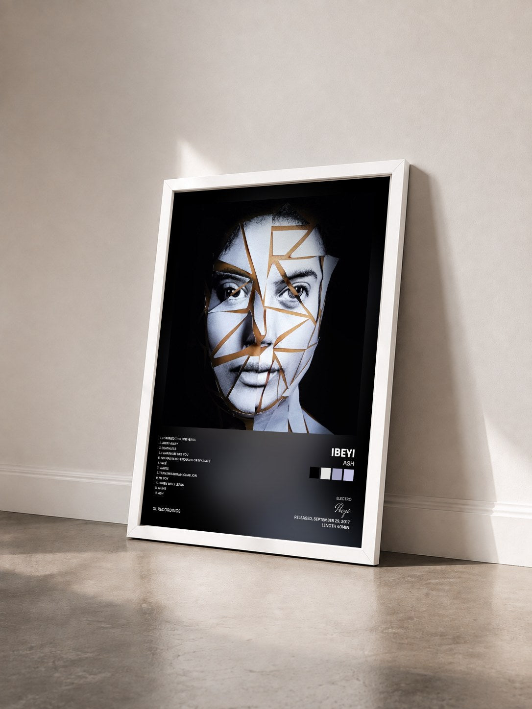 #blanc Tableau de l'album Ash de Ibeyi vu de trois quarts, cadre blanc