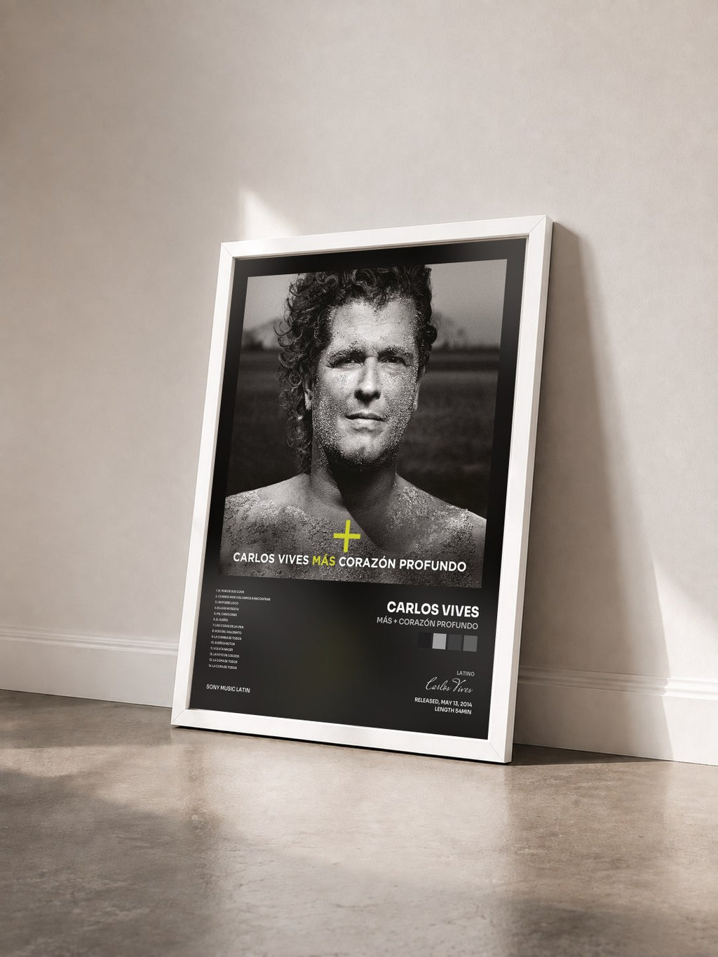 #blanc Tableau de l'album Más + Corazón Profundo de Carlos Vives vu de trois quarts, cadre blanc
