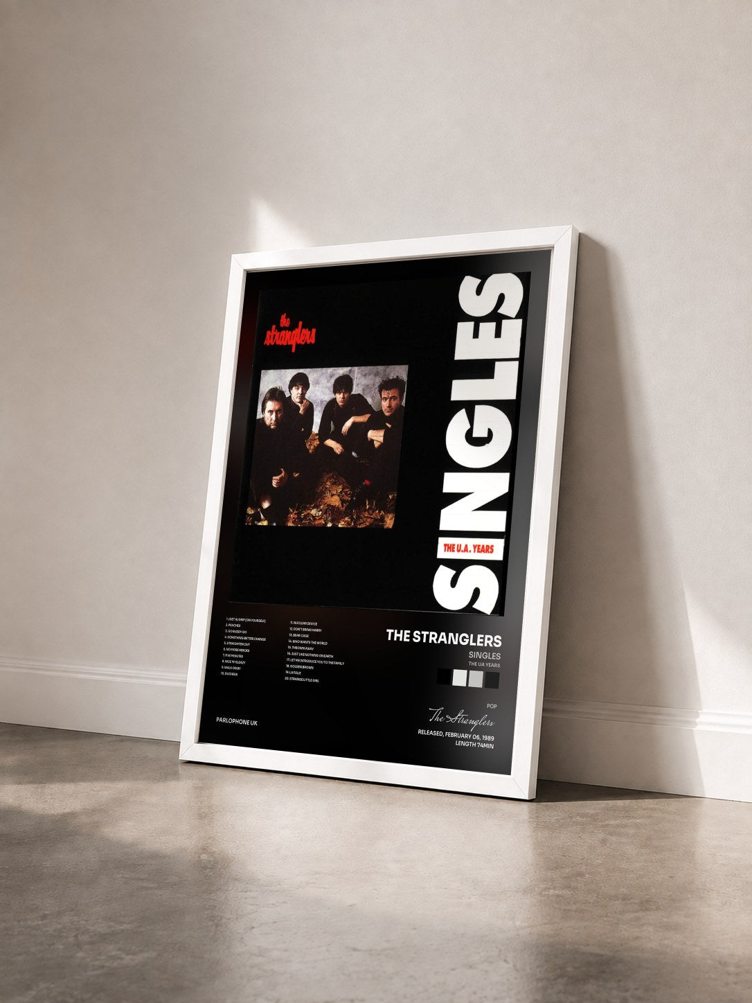 #blanc Tableau de l'album Singles (The UA Years) de The Stranglers vu de trois quarts, cadre blanc