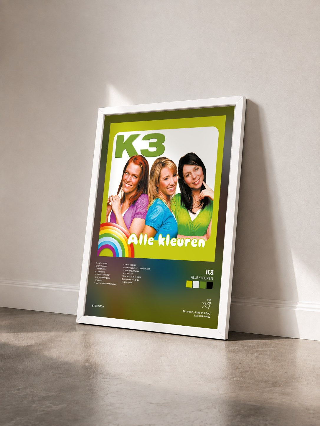 #blanc Tableau de l'album Alle Kleuren de K3 vu de trois quarts, cadre blanc