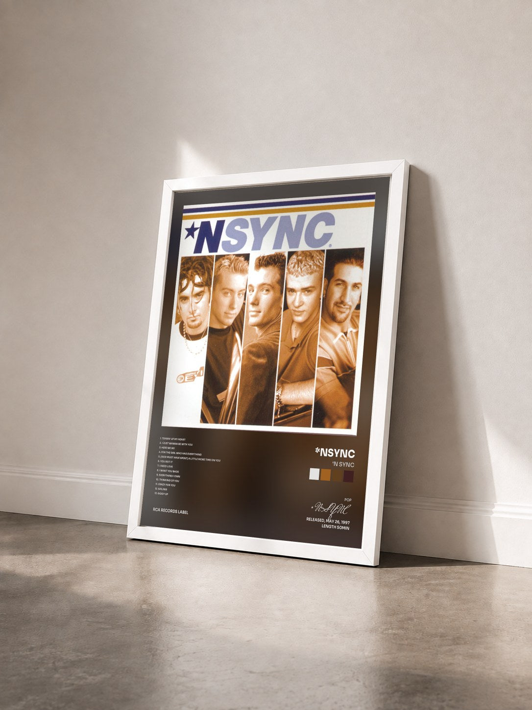 #blanc Tableau de l'album 'N Sync de *NSYNC vu de trois quarts, cadre blanc