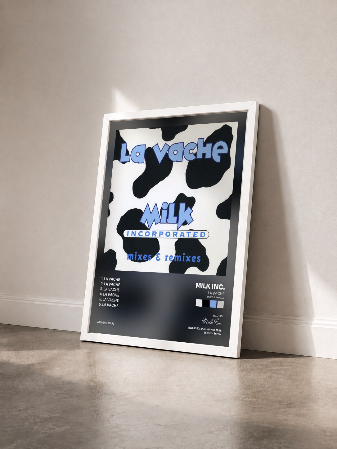 #blanc Tableau de l'album La Vache (Mixes & Remixes) de Milk Inc. vu de trois quarts, cadre blanc