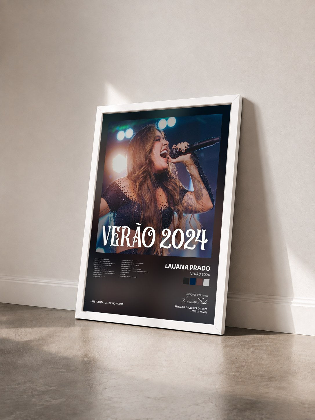 #blanc Tableau de l'album Verão 2024 de Lauana Prado vu de trois quarts, cadre blanc