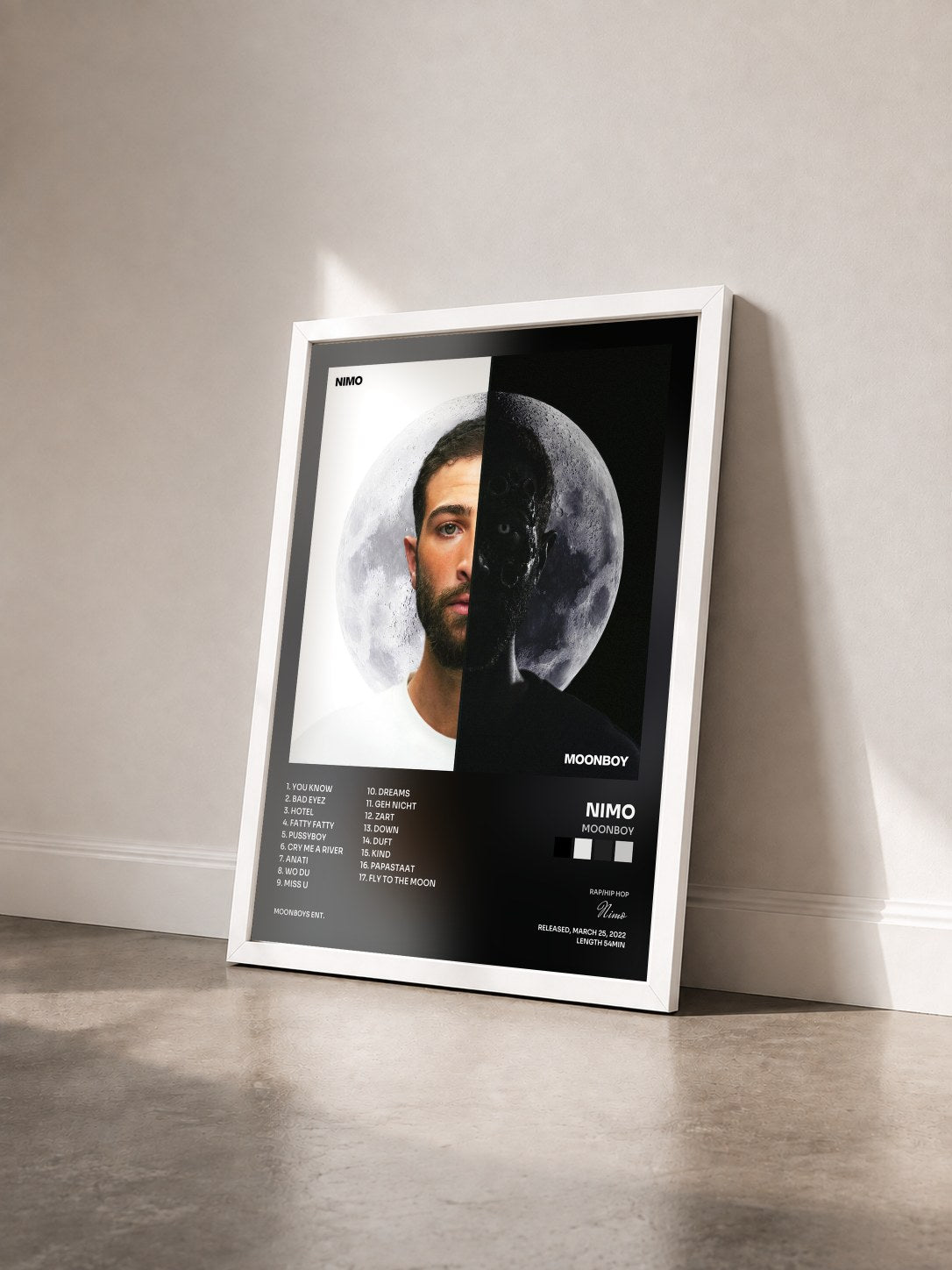 #blanc Tableau de l'album MOONBOY de Nimo vu de trois quarts, cadre blanc