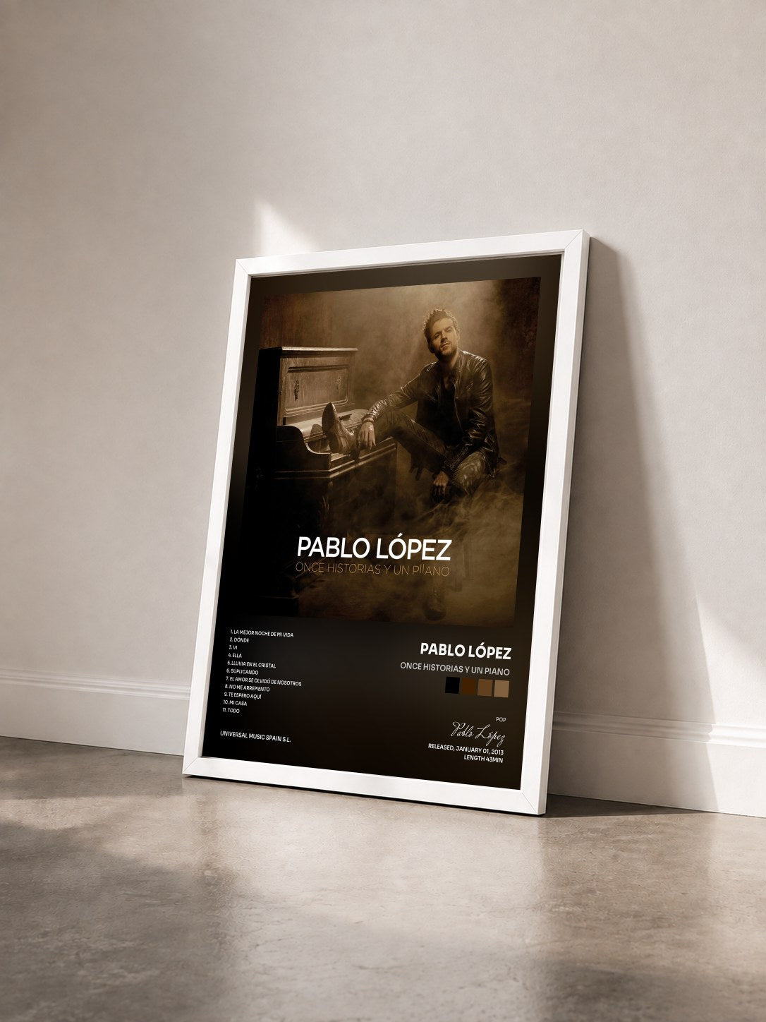 #blanc Tableau de l'album Once Historias Y Un Piano de Pablo López vu de trois quarts, cadre blanc