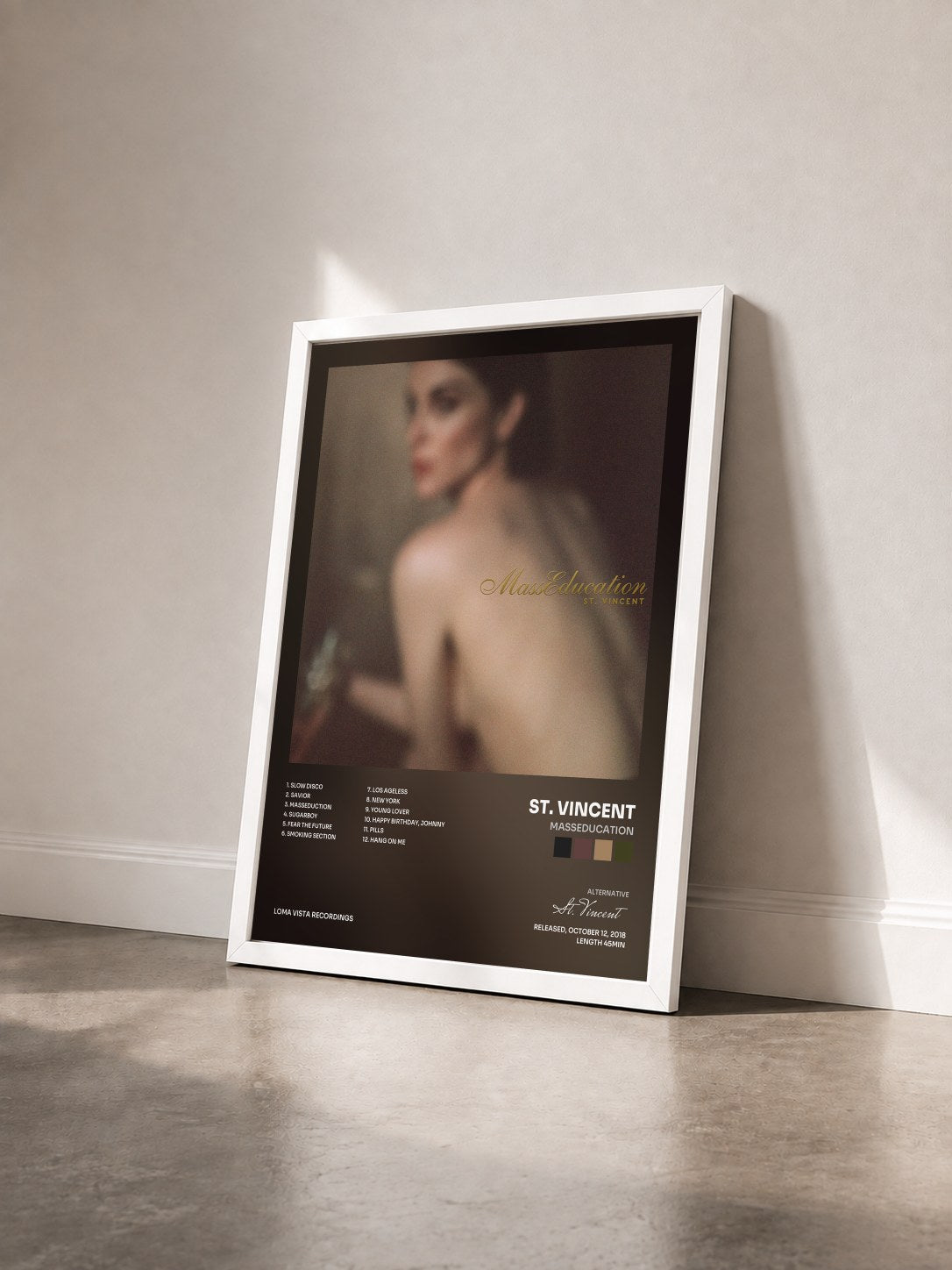 #blanc Tableau de l'album MassEducation de St. Vincent vu de trois quarts, cadre blanc
