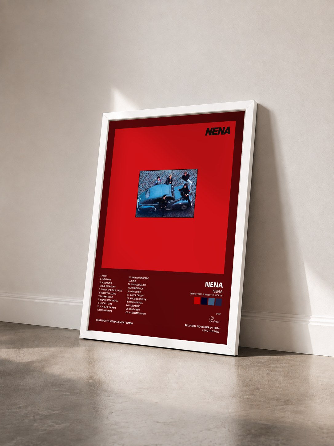 #blanc Tableau de l'album NENA (Remastered & Selected Works) de Nena vu de trois quarts, cadre blanc