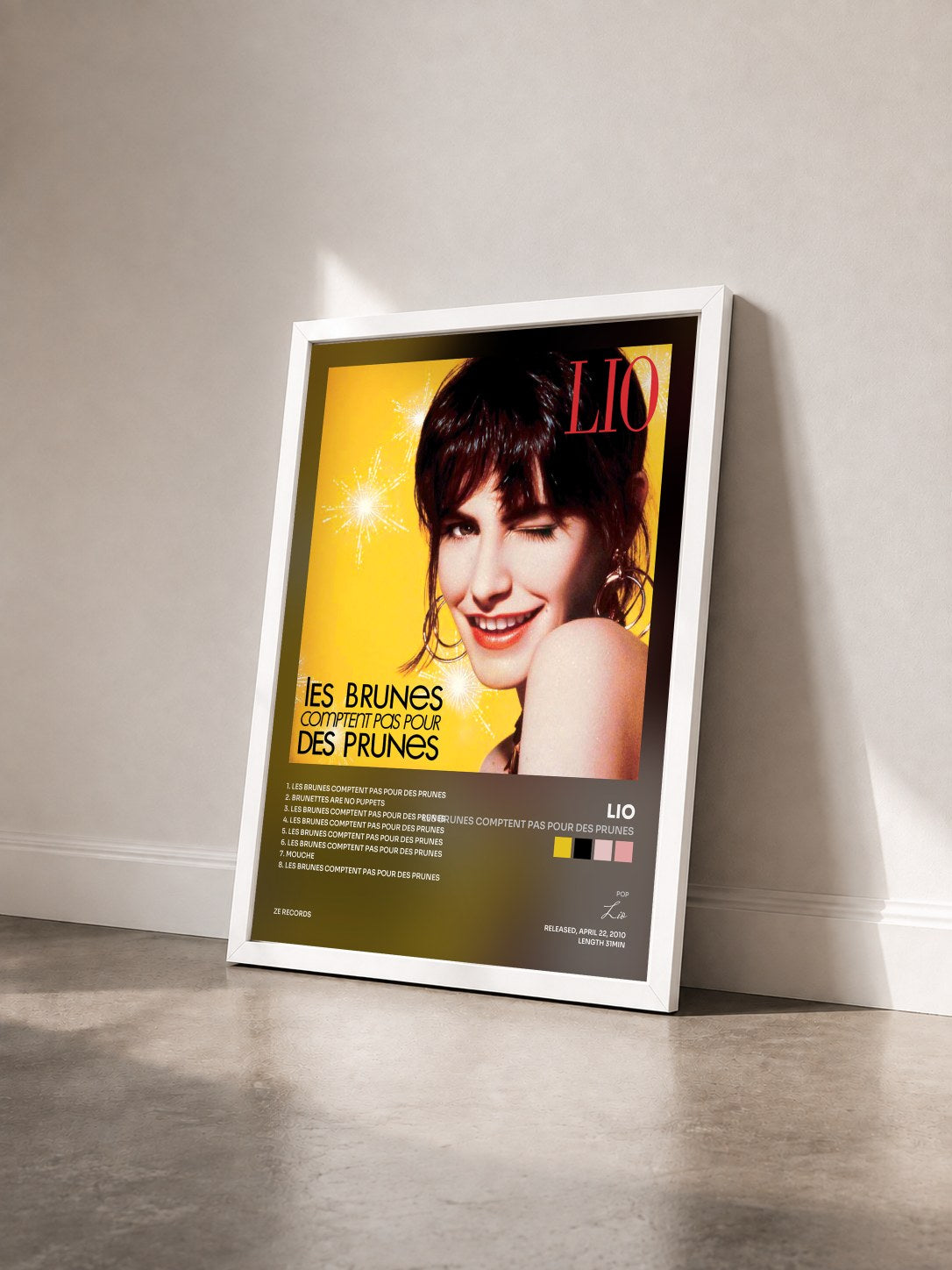 #blanc Tableau de l'album Les brunes comptent pas pour des prunes de Lio vu de trois quarts, cadre blanc