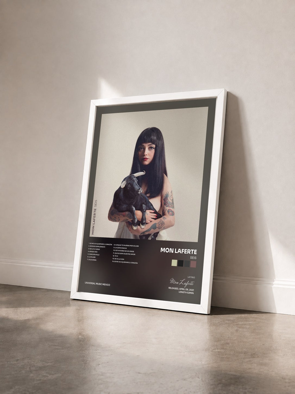 #blanc Tableau de l'album SEIS de Mon Laferte vu de trois quarts, cadre blanc