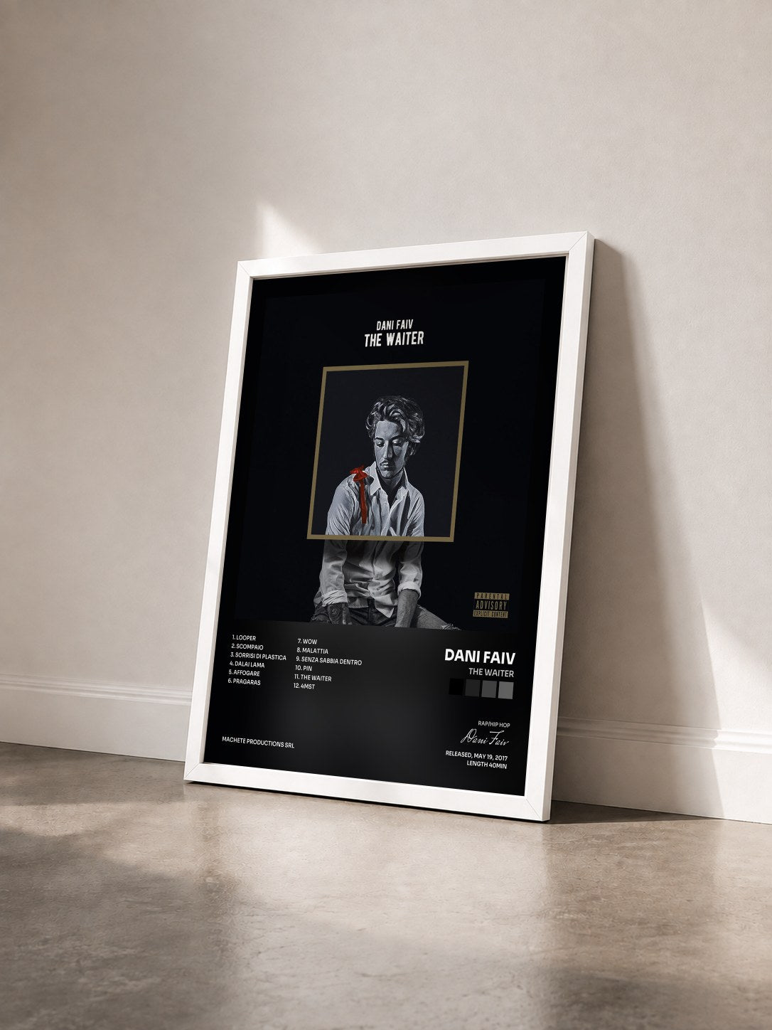 #blanc Tableau de l'album The Waiter de Dani Faiv vu de trois quarts, cadre blanc