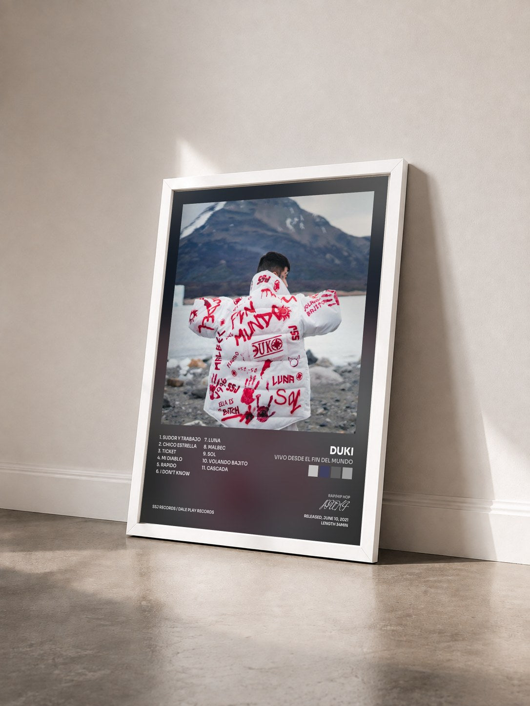 #blanc Tableau de l'album Vivo Desde el Fin del Mundo de DUKI vu de trois quarts, cadre blanc