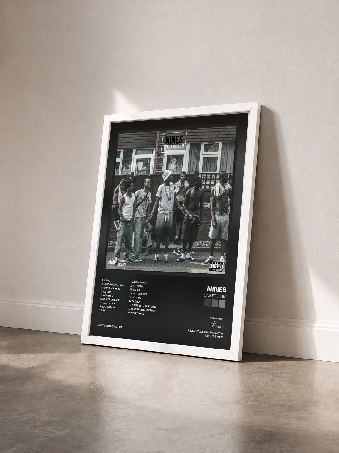 #blanc Tableau de l'album One Foot In de Nines vu de trois quarts, cadre blanc