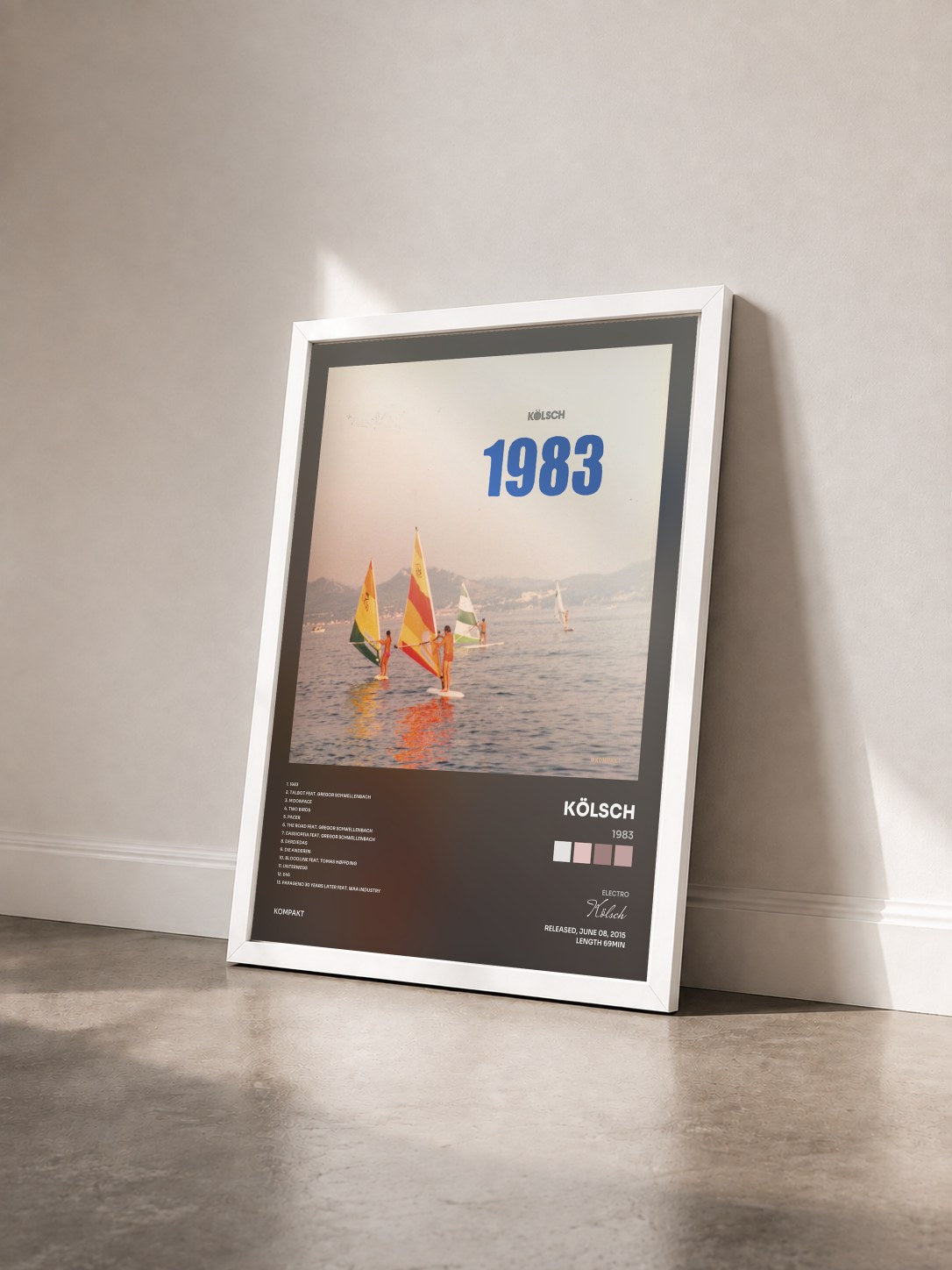 #blanc Tableau de l'album 1983 de Kölsch vu de trois quarts, cadre blanc
