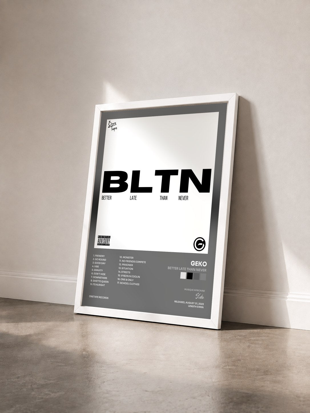 #blanc Tableau de l'album Better Late Than Never de Geko vu de trois quarts, cadre blanc