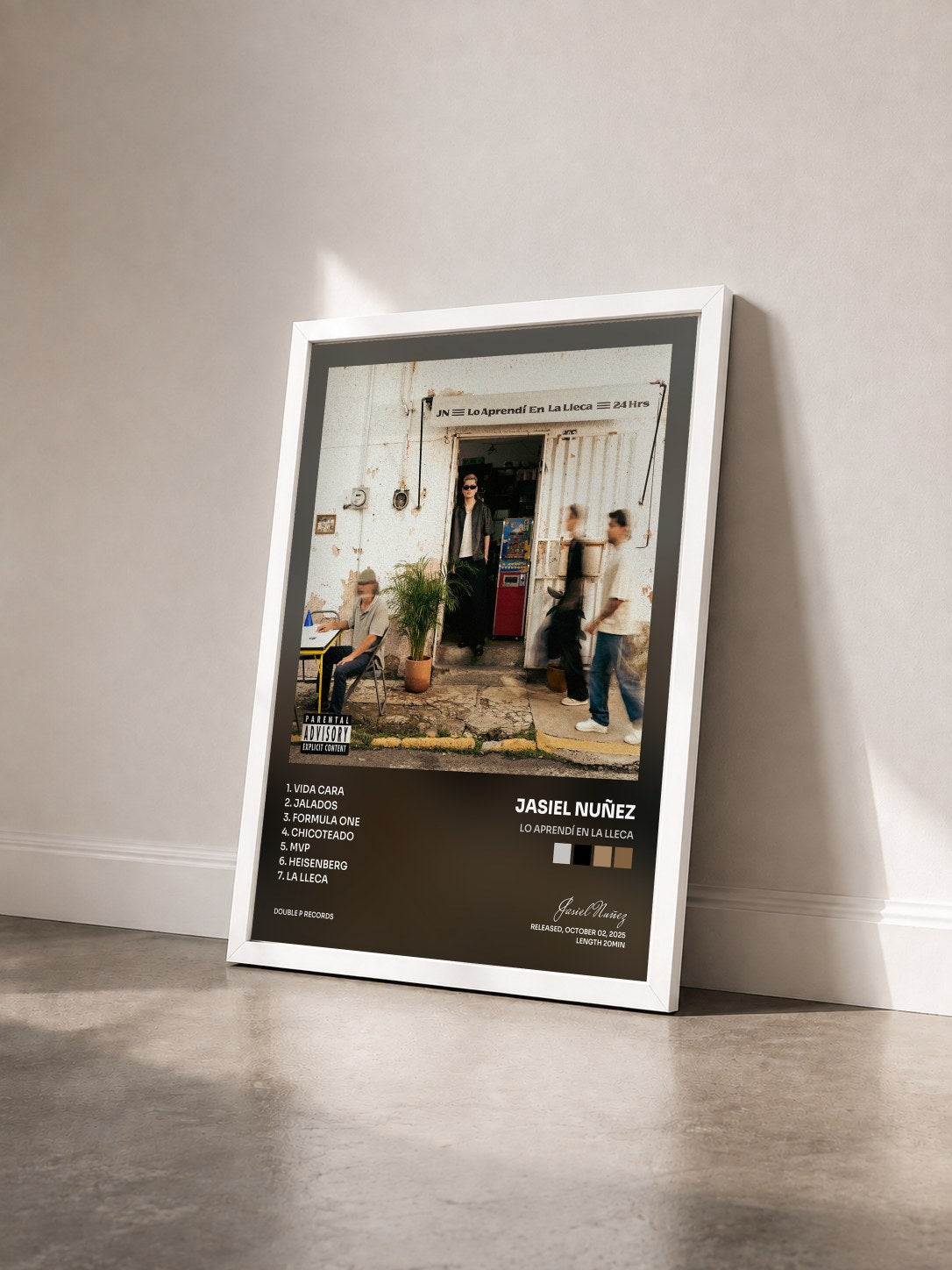 #blanc Tableau de l'album Lo Aprendí En La Lleca de Jasiel Nuñez vu de trois quarts, cadre blanc