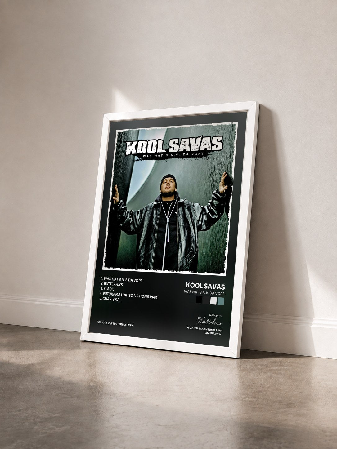 #blanc Tableau de l'album Was hat S.A.V. da vor? de Kool Savas vu de trois quarts, cadre blanc