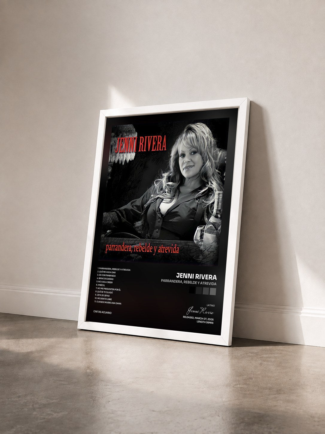 #blanc Tableau de l'album Parrandera, Rebelde y Atrevida de Jenni Rivera vu de trois quarts, cadre blanc