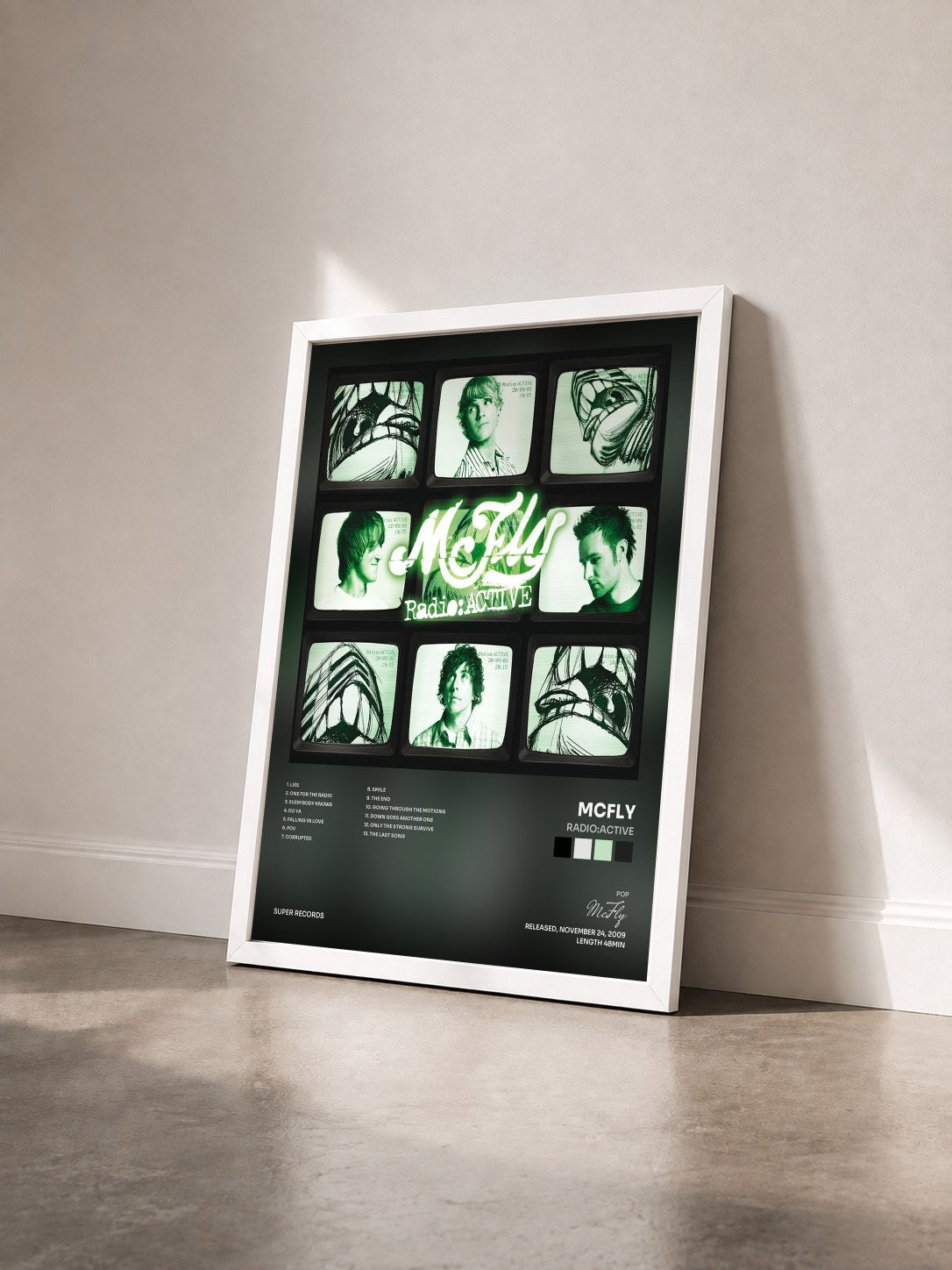 #blanc Tableau de l'album radio:ACTIVE de McFly vu de trois quarts, cadre blanc