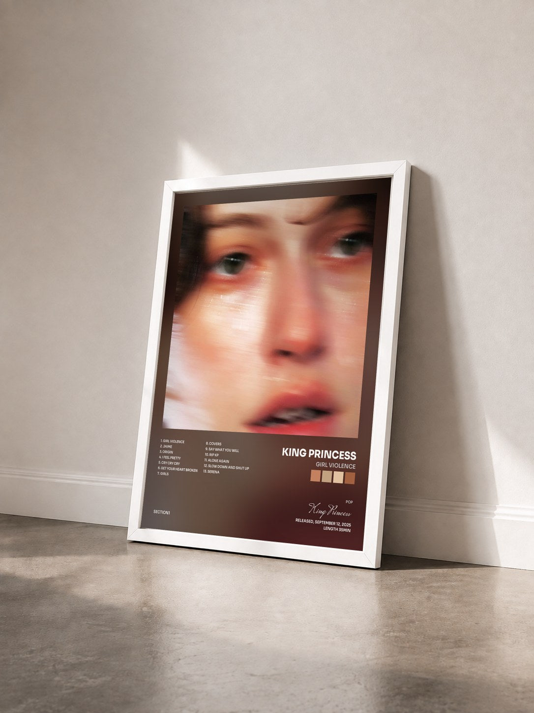 #blanc Tableau de l'album Girl Violence de King Princess vu de trois quarts, cadre blanc
