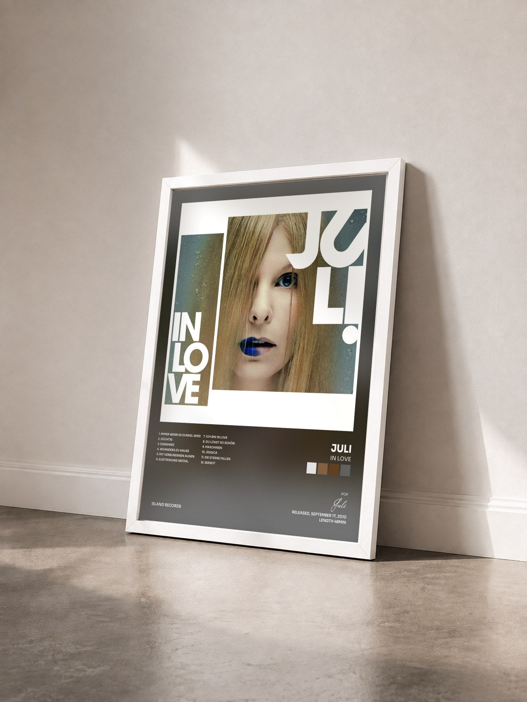 #blanc Tableau de l'album In Love de Juli vu de trois quarts, cadre blanc