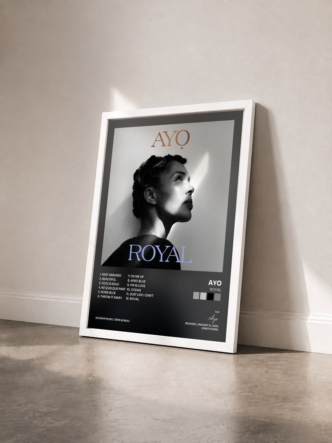 #blanc Tableau de l'album Royal de Ayo vu de trois quarts, cadre blanc