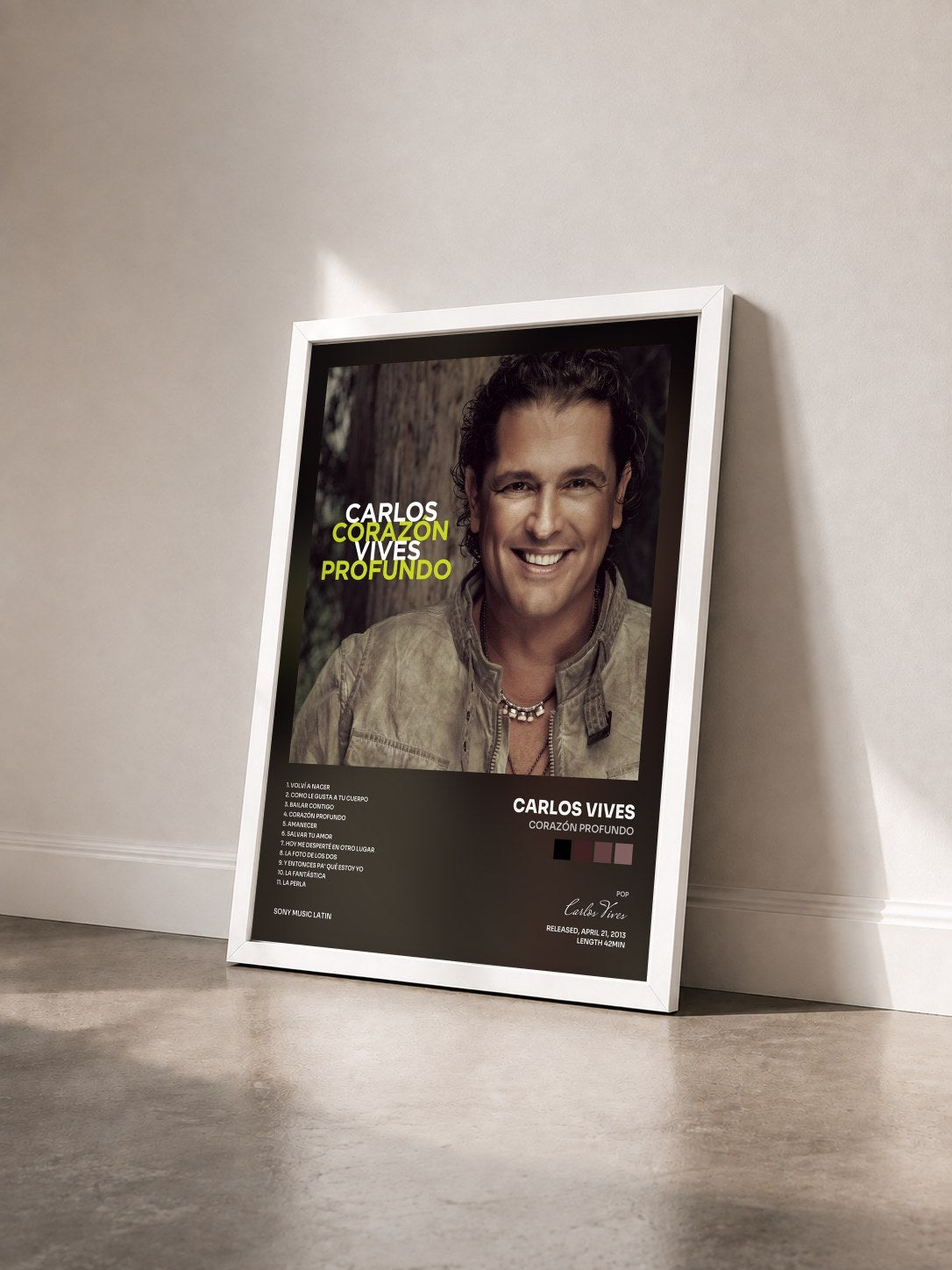 #blanc Tableau de l'album Corazón Profundo de Carlos Vives vu de trois quarts, cadre blanc