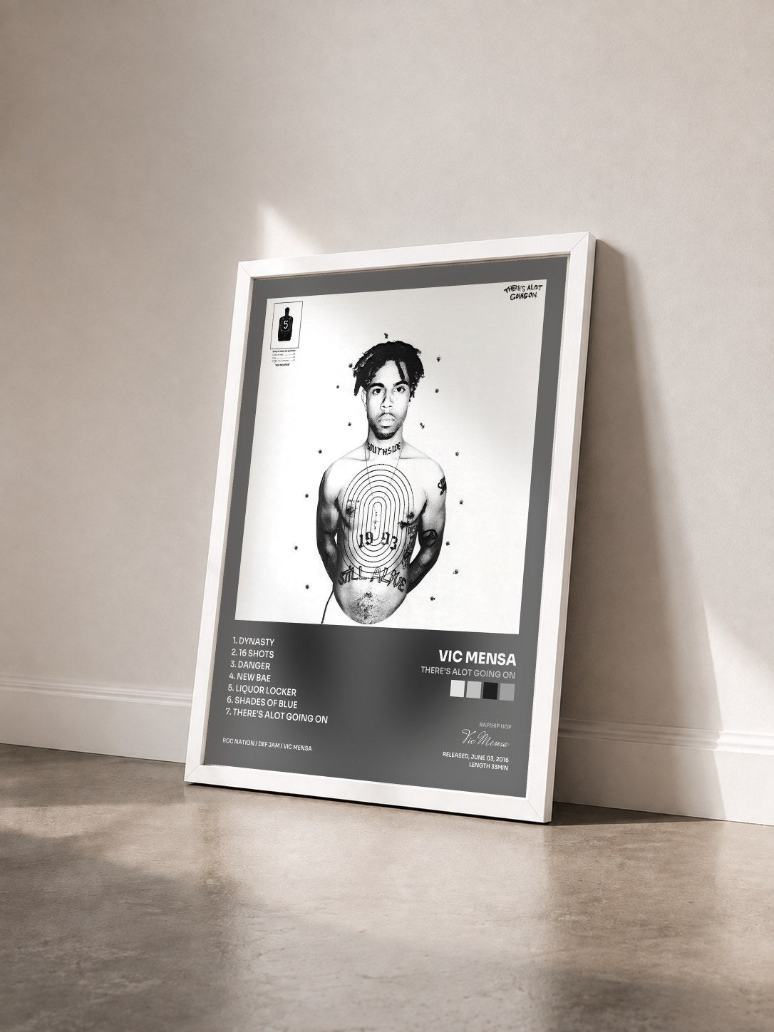 #blanc Tableau de l'album There's Alot Going On de Vic Mensa vu de trois quarts, cadre blanc
