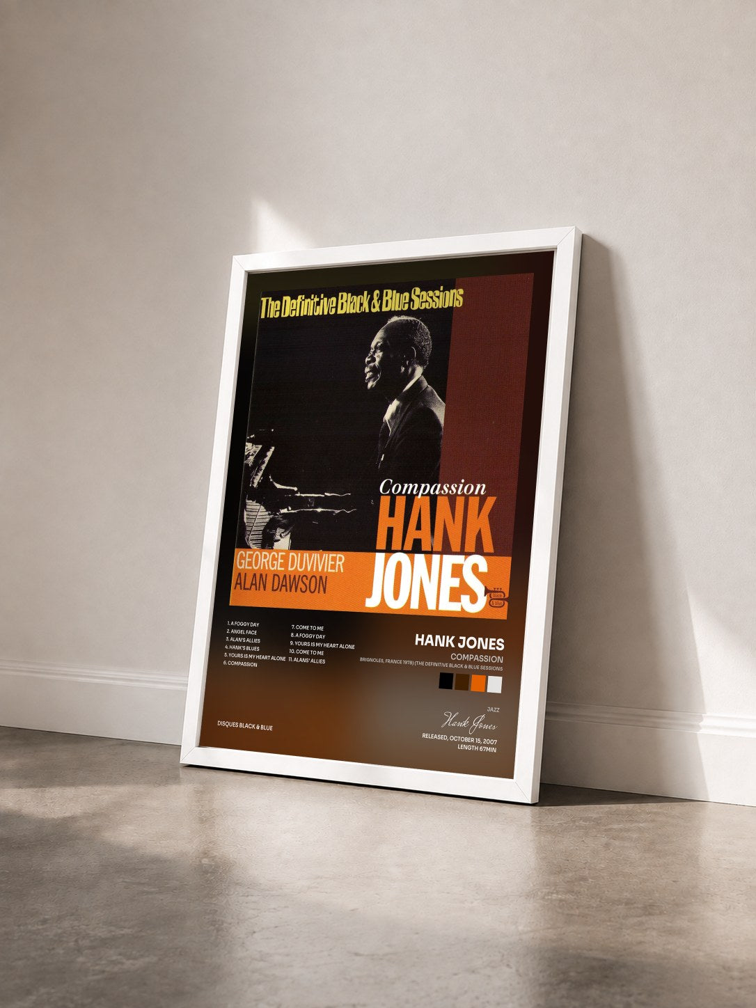 #blanc Tableau de l'album Compassion (Brignoles, France 1978) (The Definitive Black & Blue Sessions) de Hank Jones vu de trois quarts, cadre blanc