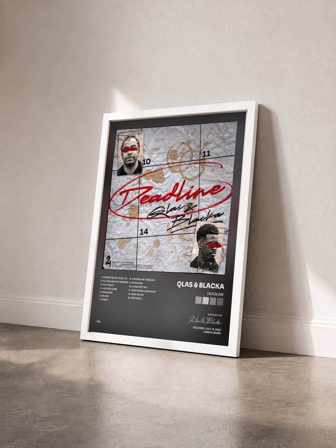 #blanc Tableau de l'album Deadline de Qlas & Blacka vu de trois quarts, cadre blanc