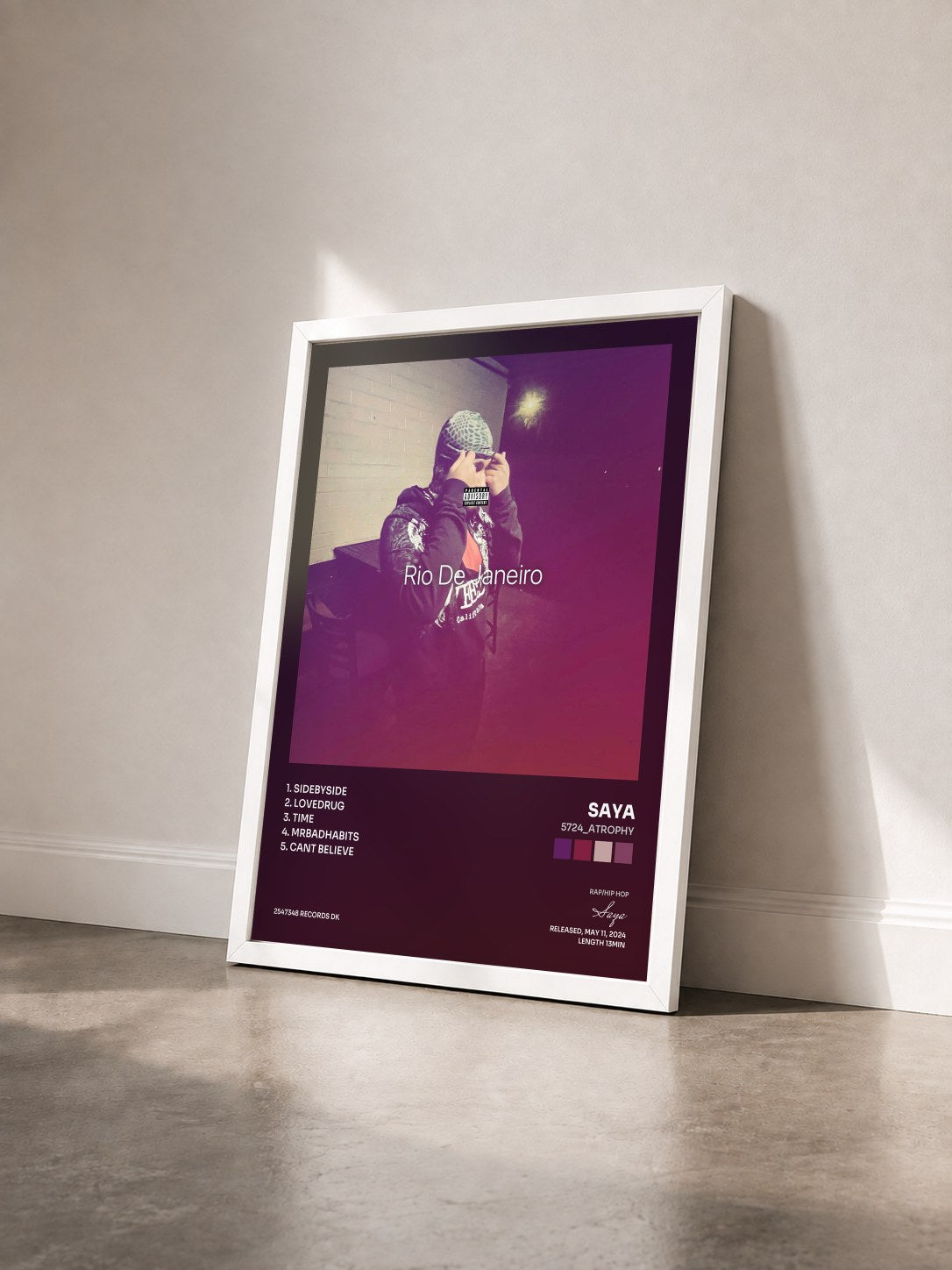 #blanc Tableau de l'album 5724_atrophy de Saya vu de trois quarts, cadre blanc