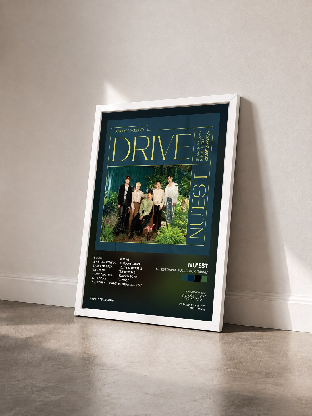 #blanc Tableau de l'album NU’EST JAPAN FULL ALBUM ‘DRIVE’ de NU'EST vu de trois quarts, cadre blanc