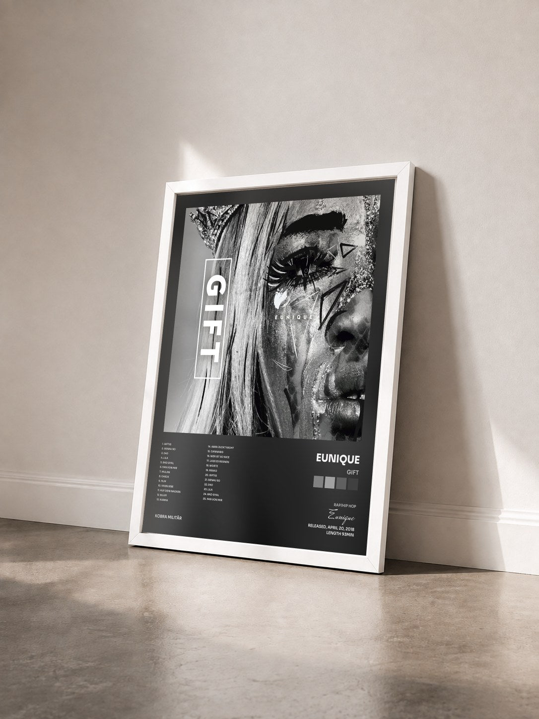 #blanc Tableau de l'album GIFT de Eunique vu de trois quarts, cadre blanc