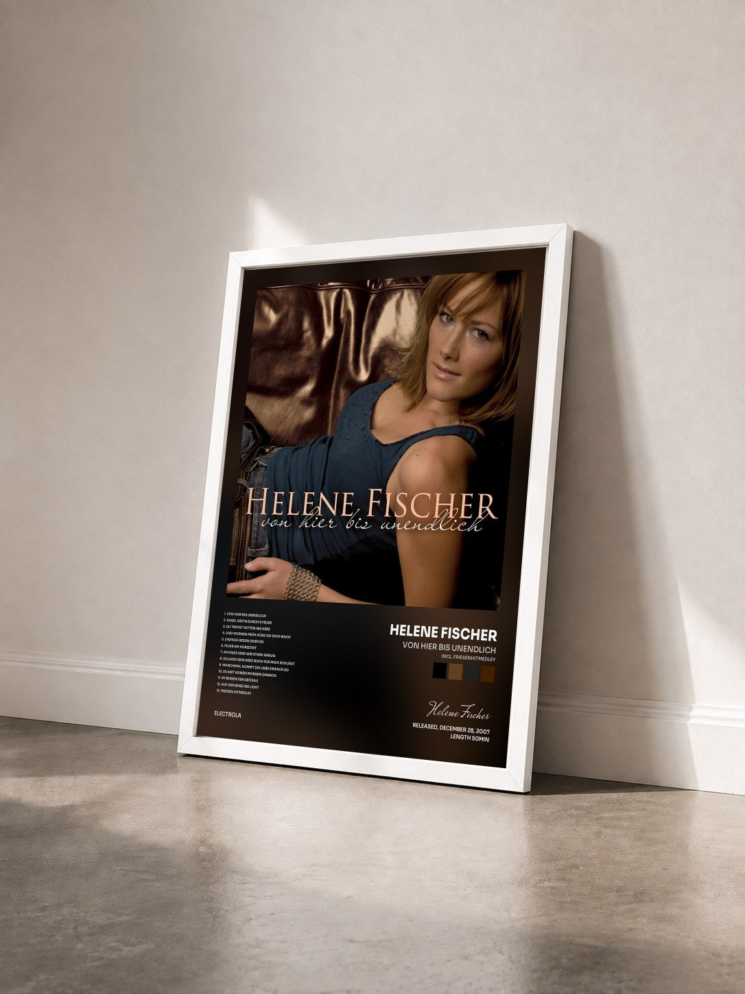 #blanc Tableau de l'album Von Hier Bis Unendlich (Incl. FriesenHitmedley) de Helene Fischer vu de trois quarts, cadre blanc