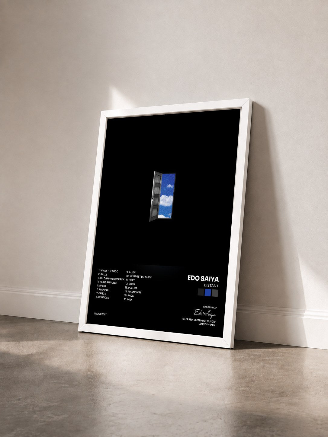 #blanc Tableau de l'album Distant de Edo Saiya vu de trois quarts, cadre blanc